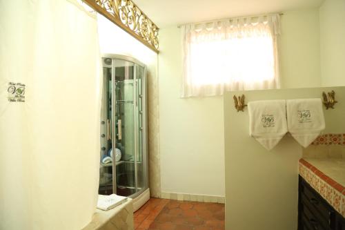 库埃纳瓦卡乐斯特拉瑟斯博尼塔别墅酒店的带淋浴和盥洗盆的浴室