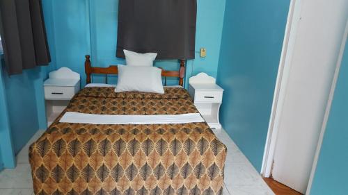 罗索切斯奥菲莉亚小屋公寓的一间卧室配有一张蓝色墙壁的床
