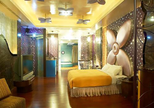 六龟御宿Motel-楠梓馆的一间卧室配有一张床和一台电视。