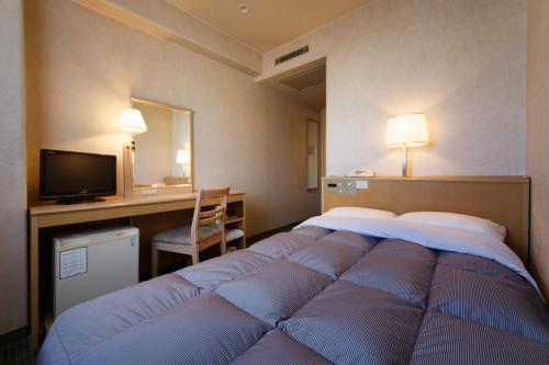 久留米市久留华盛顿广场酒店的酒店客房设有一张大床和一台电视。