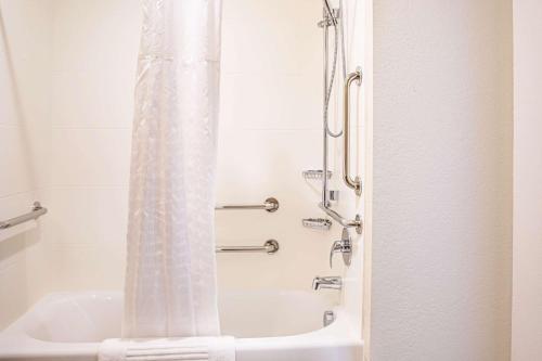 尼亚加拉瀑布Comfort Inn & Suites Niagara Falls Blvd USA的浴室内配有白色淋浴帘。