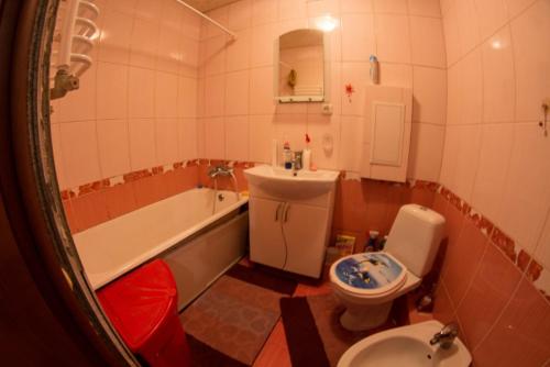 克洛佩夫尼茨基58 вулиця Яновського的浴室配有卫生间、浴缸和水槽。