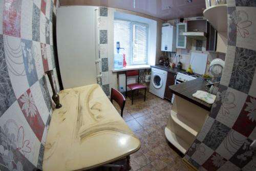 克洛佩夫尼茨基58 вулиця Яновського的厨房里设有一张病床
