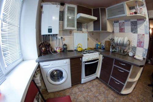 克洛佩夫尼茨基58 вулиця Яновського的小厨房配有洗衣机和洗衣机