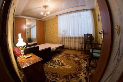克洛佩夫尼茨基58 вулиця Яновського的酒店客房设有床和窗户。