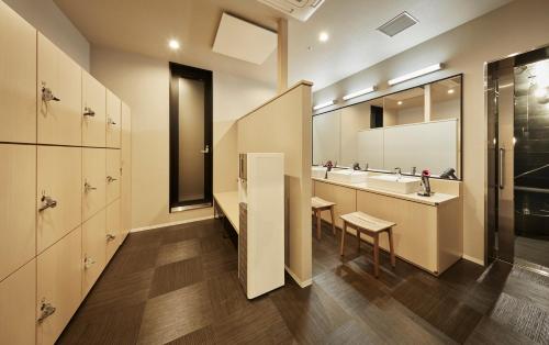 金泽the square hotel KANAZAWA的浴室设有2个水槽和镜子