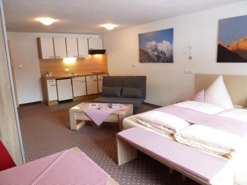哈尔登熙Alpina Appartements的酒店客房设有两张床和一张桌子。
