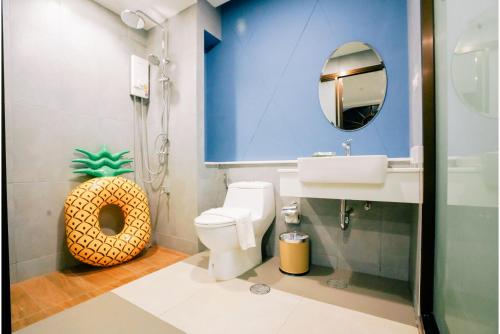 甲米镇The Pineapple Hotel的一间带卫生间、水槽和镜子的浴室