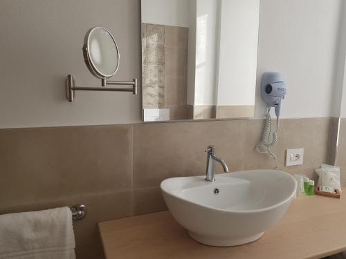 布兰兹佩德雷蒂酒店的浴室设有水槽和镜子,位于柜台上