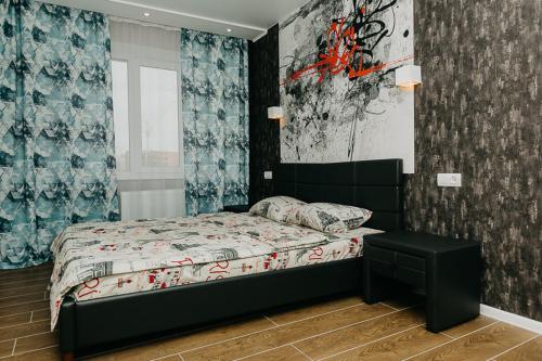 苏梅Luxury Apartment的一间小卧室,配有床和窗户