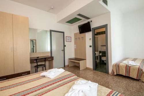 棕榈滩酒店客房内的一张或多张床位