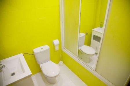 洛格罗尼奥巴赫克德尔埃布罗旅馆的黄色的浴室设有卫生间和水槽