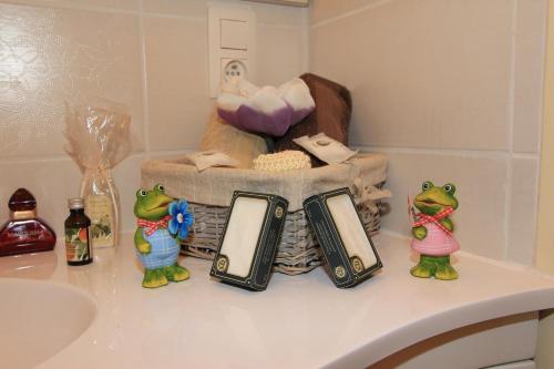 伊普尔老盛宝公寓的浴室柜台设有水槽和两个青蛙雕像