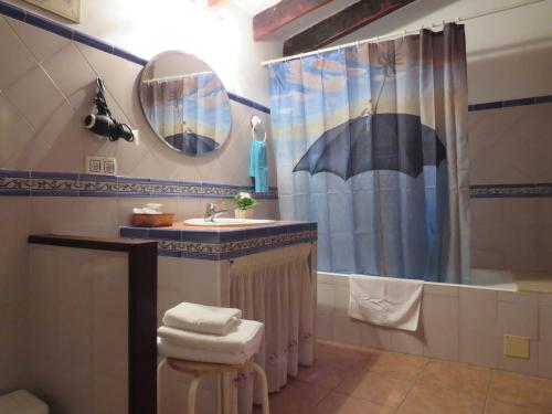 柳奇马约尔安格洛图里斯莫芬卡松皮拉斯旅馆的浴室设有水槽和雨伞淋浴帘