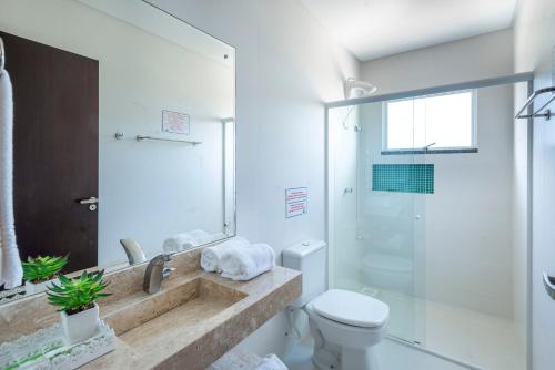 邦比尼亚斯Residencial Onda Azul的一间带水槽、卫生间和淋浴的浴室