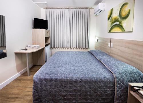 巴拉奈里奥-坎布里乌罗孙布洛克酒店的配有一张床和一张书桌的酒店客房