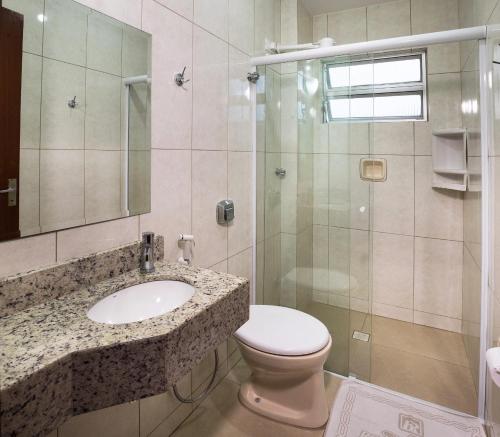 巴拉奈里奥-坎布里乌罗孙布洛克酒店的浴室配有卫生间、盥洗盆和淋浴。