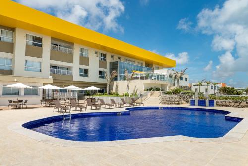 纳塔尔Hotel Senac Barreira Roxa的大楼前设有游泳池的酒店