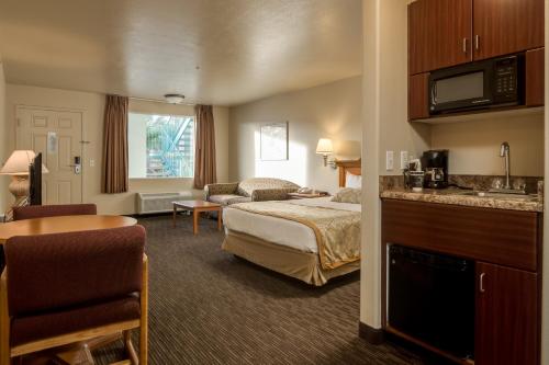 圣乔治圣乔治旅馆及套房酒店的酒店客房带一张床和一个厨房