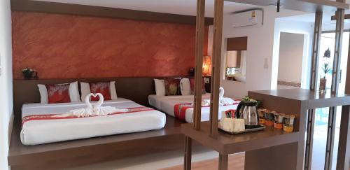 La Moon At Phuket - SHA Extra Plus客房内的一张或多张床位