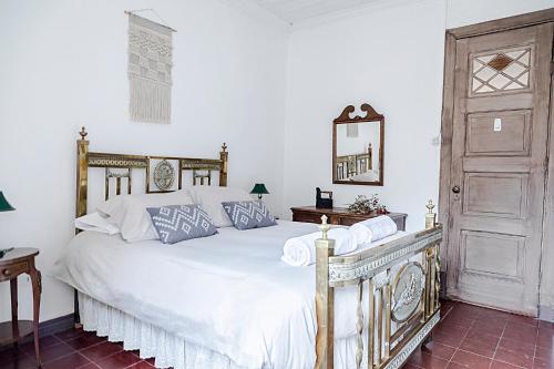 Río BlancoCasona El Resguardo - Solo Adultos的卧室配有白色的床和木门