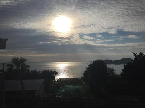 那智胜浦町Katsuura Seaside Hotel的阳光灿烂的天空,欣赏海景