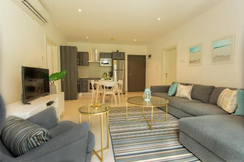 阿克拉Accra Luxury Apartments @ The Gardens的客厅配有沙发和桌子