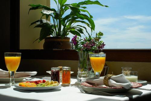 瓜达莱斯特Cases Noves - Boutique Accommodation - Adults Only的一张桌子,上面放着一盘食物和一杯橙汁