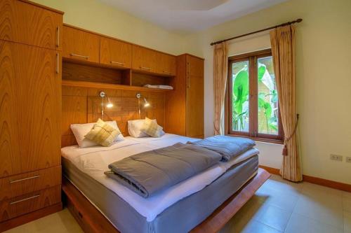 考陶Khao Tao lake & beach villas, Hua Hin.的卧室内的一张大床,设有窗户