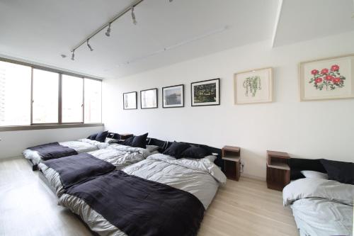 滨松Culinary Bed&Art 401的一间客房内的四张床