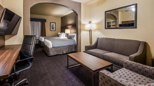 圣安东尼奥加山国家套房圣安东尼奥贝斯特韦斯特酒店的酒店客房设有一张沙发和一张床