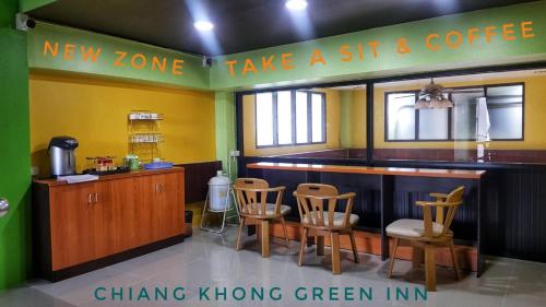 清孔清空居绿色酒店的餐厅设有酒吧,提供椅子和招牌,供客人小酌一杯和享用咖啡