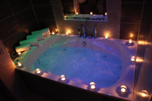 库克斯敦格林韦尔酒店 的浴室内设有带灯的大浴缸