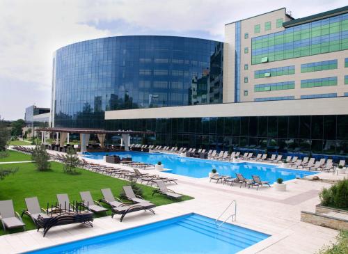 哈尔科夫Hotel Misto SPA & FITNESS的大楼前带游泳池的大型建筑