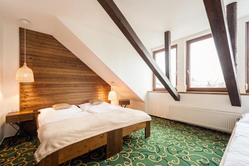 布尔诺萨瑞格哈姆酒店的阁楼卧室设有两张床和楼梯。