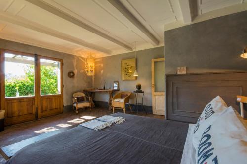 蒙特普齐亚诺圣马蒂诺农家乐的一间卧室配有一张大床和一张书桌
