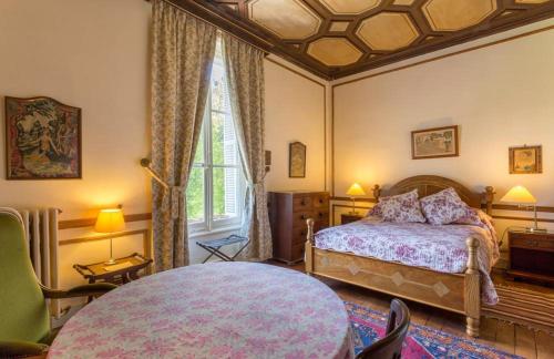 Saint-Jean-Saint-Germain菲利克斯山城堡酒店的一间卧室配有一张床和一张桌子