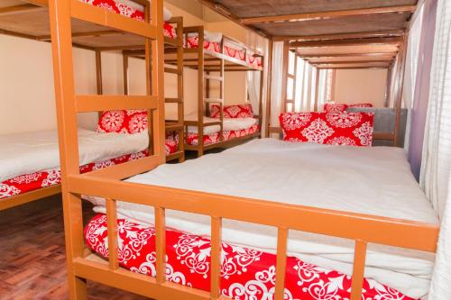 巴克塔普尔Hostel Swastik的卧室配有带红色和白色枕头的双层床