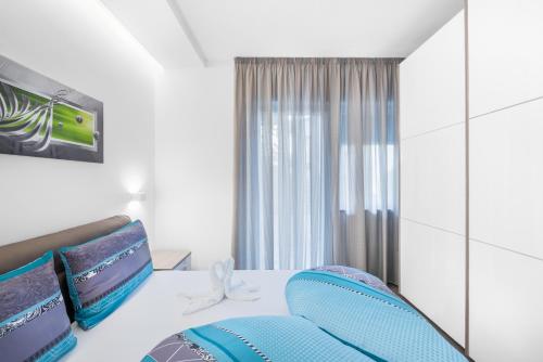 梅拉诺Fior Apartments Schiller的一间卧室设有一张床和一个窗口