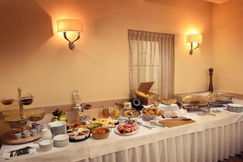 科希策大使酒店的一张桌子上放着许多盘子的食物