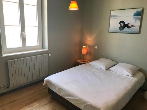 圣让-德吕兹Loquin的卧室配有白色的床和2扇窗户。