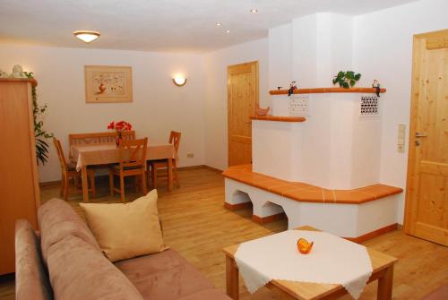 舍瑙Ferienhaus Becker的客厅配有沙发和桌子