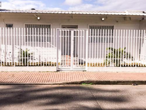 圣安德烈斯Tropical Breeze Aeropuerto的房屋前的白色围栏
