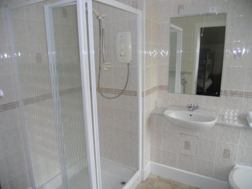 布罗迪克奥米达勒酒店的带淋浴和盥洗盆的浴室