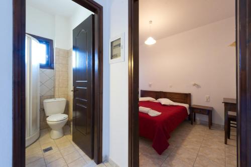帕尔加Casa di Dandolo的一间卧室设有红色的床和卫生间