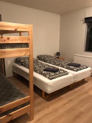 格仑达积图Sæból/Ocean Lair的一间卧室设有两张双层床和梯子