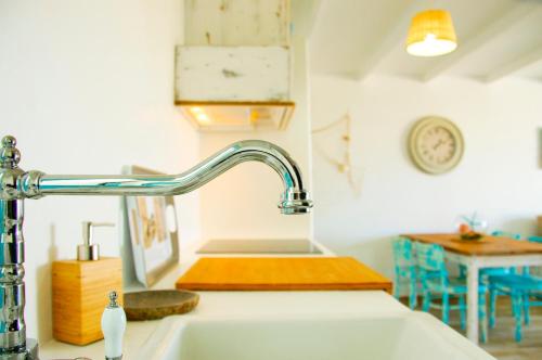 法马拉Casa Ada 2的厨房水槽设有水龙头和桌子