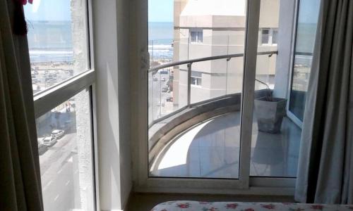 马德普拉塔Mar del Plata的客房设有窗户,享有建筑的景致。