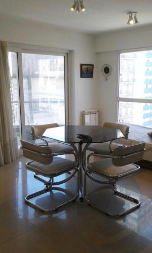 马德普拉塔Mar del Plata的享有大楼景致的餐桌和椅子