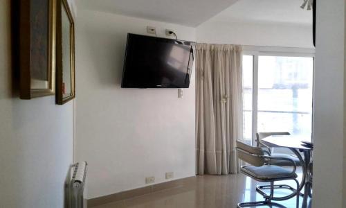 马德普拉塔Mar del Plata的一间房间,墙上设有一张桌子和一台电视机